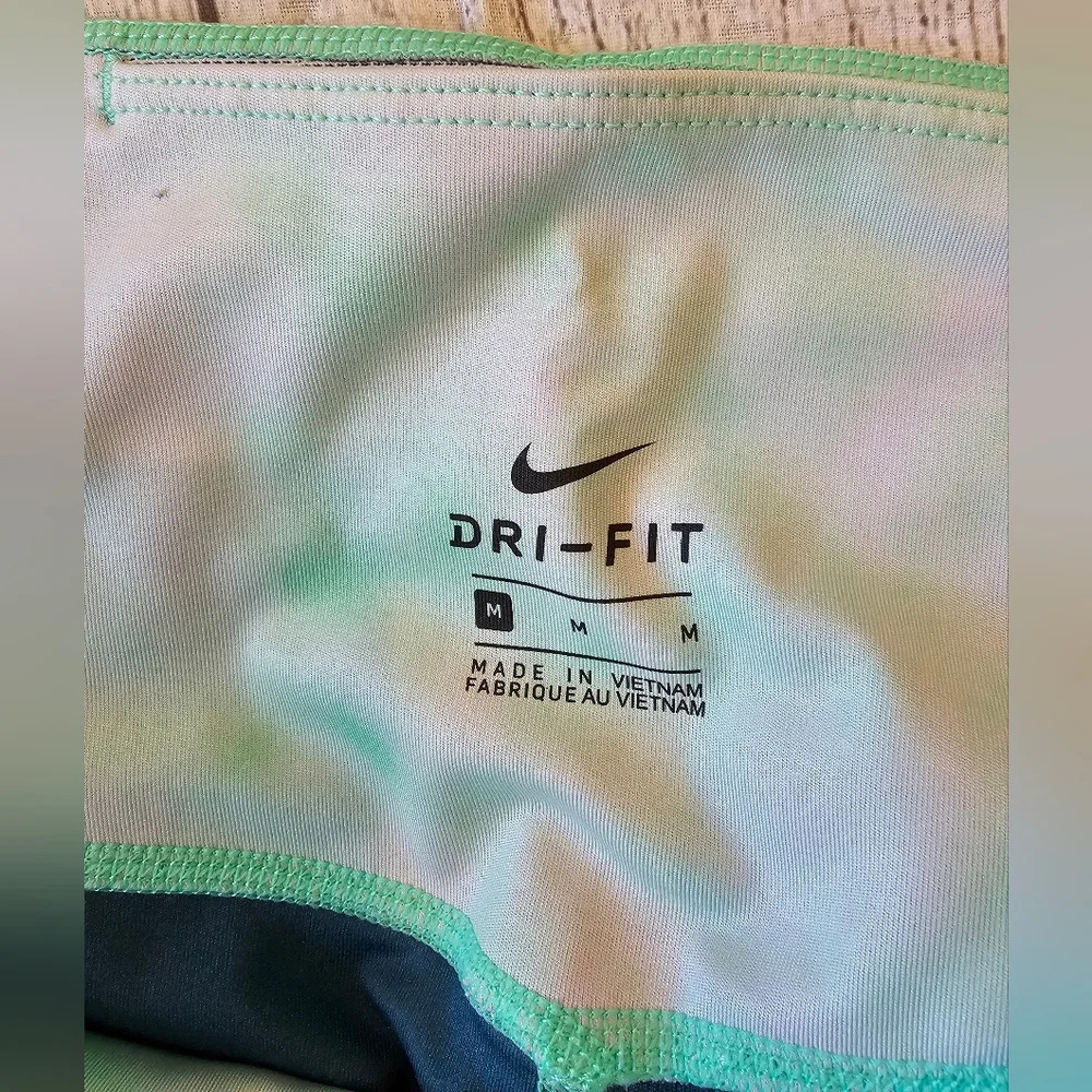 Nike Women's Size Medium• Dri-Fit Icon Clash Green White Tie Dye 21 inch Cropped - Picture 6 of 10